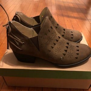 JBU by Jambur Co shoes. Brown is size 9